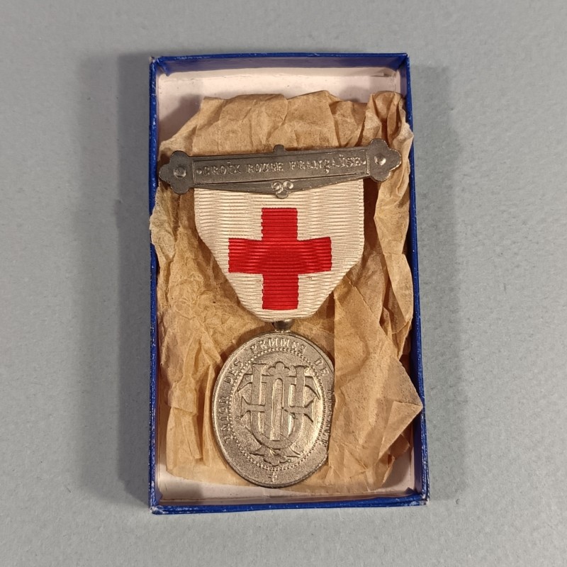 MEDAILLE DE LA CROIX ROUGE UFF ASSOCIATION UNION DES FEMMES DE FRANCE NUMEROTEE AU DOS EN BOITE